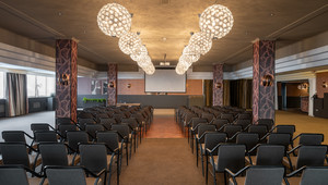 Salle de conférence dans un décor de théâtre 