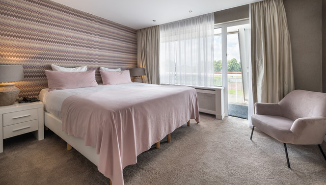 luxuriöse Hotelsuite mit großem Doppelbett